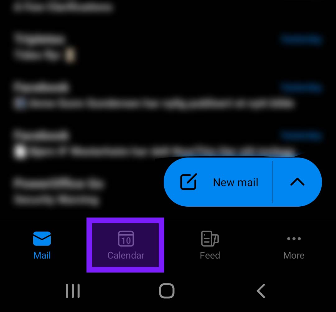 Med Outlook appen åpen, velg "Kalender" helt nederst